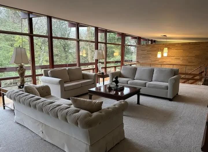Bright, tidy living room
